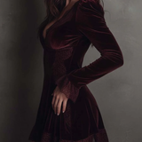 Clara – Rochie de catifea cu decolteu