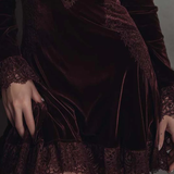 Clara – Rochie de catifea cu decolteu